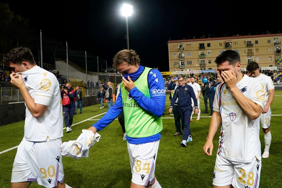 Jogadores da Samp após empate que decretou o rebaixamento em Castellamare de Sabia