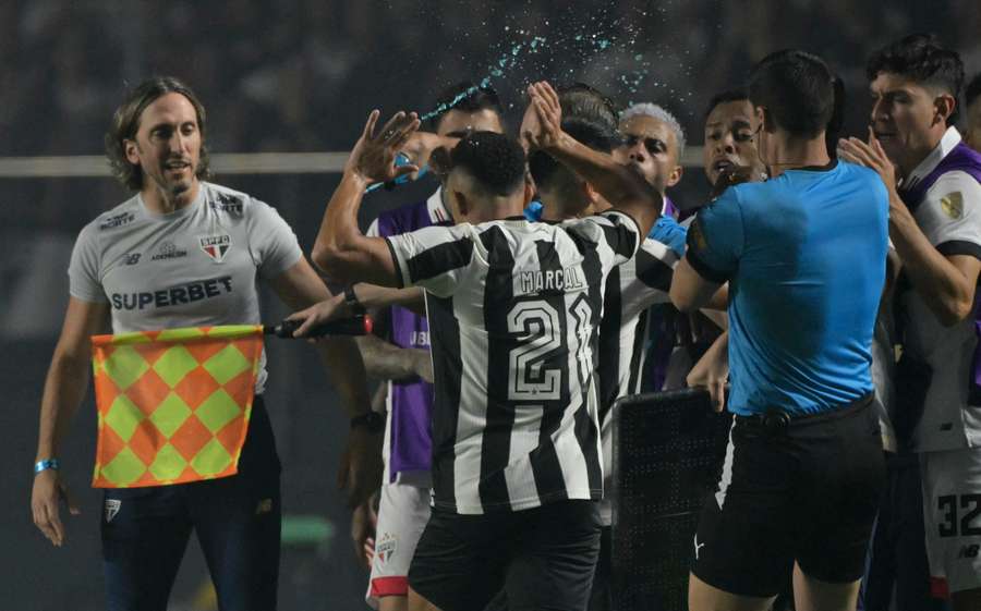 Zubeldía se envolveu em discussão com jogadores do Botafogo