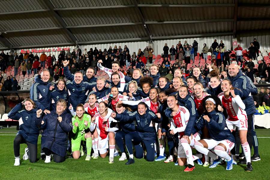 Ajax Vrouwen vieren de historische mijlpaal van het bereiken van de groepsfase