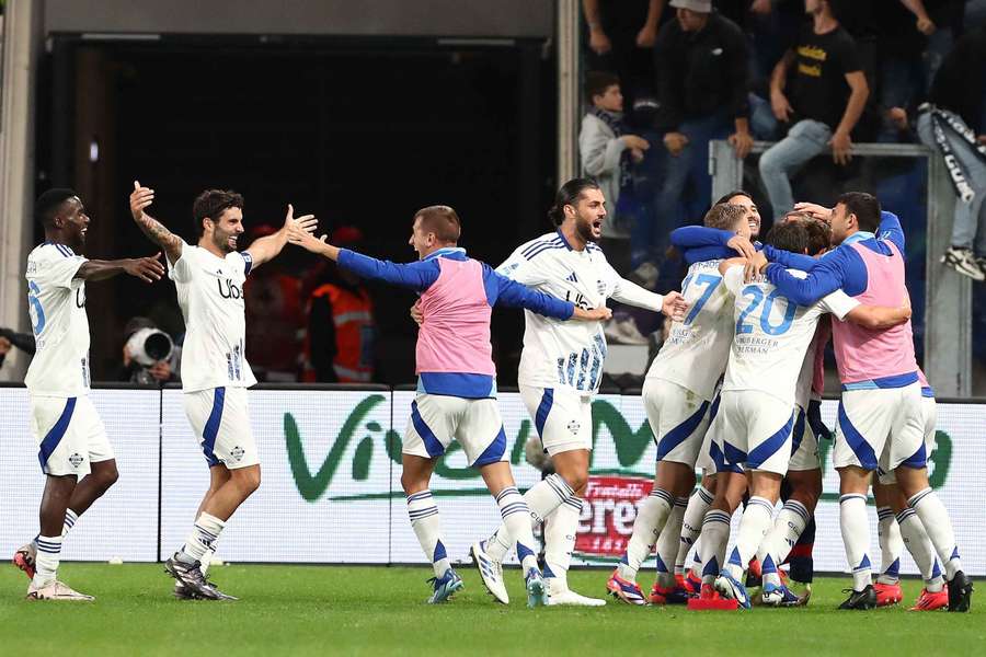 Como players celebrate after Nico Paz's shot goes in via Atalanta's Sead Kolasinac