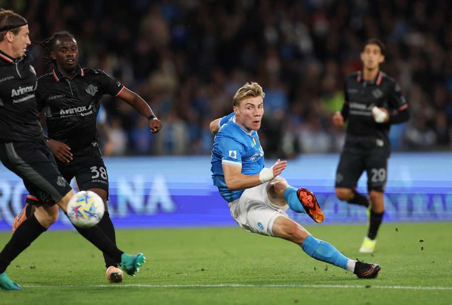 Il tiro del 2-0 di Hojlund