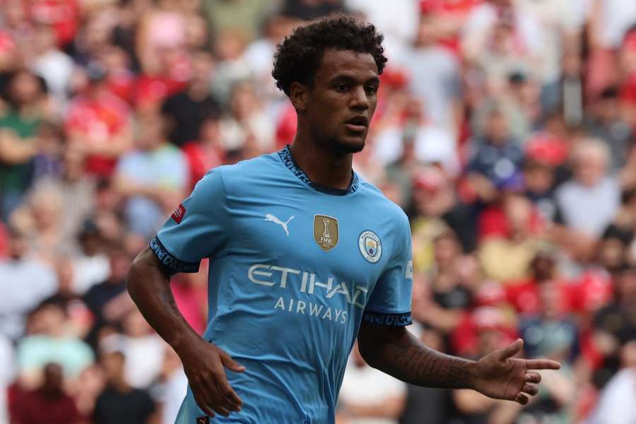 Oscar Bobb fraturou perna e desfalca Manchester City
