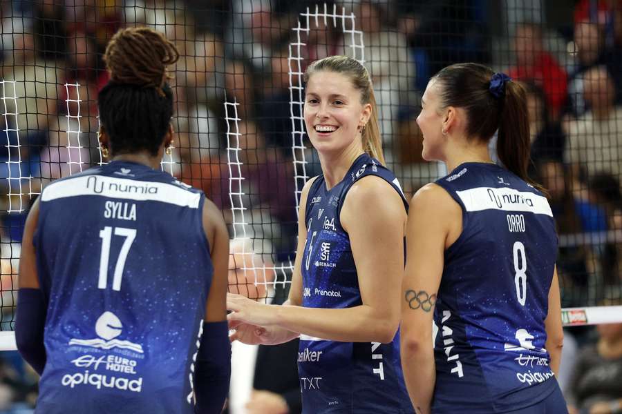Myriam Sylla, Laura Heyrman, Alessia Orro z Vero Volley Milano w meczu Vero Volley Milano przeciwko Acqua & Sapone Roma.