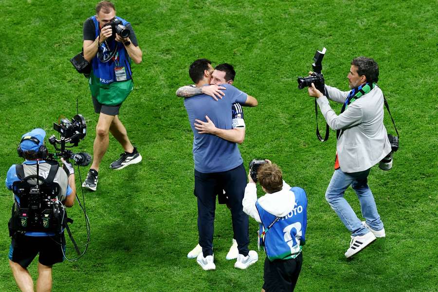 Scaloni se abraza a Leo Messi tras ganar a Inglaterra Scaloni se abraza a Leo Messi tras ganar a Inglaterra