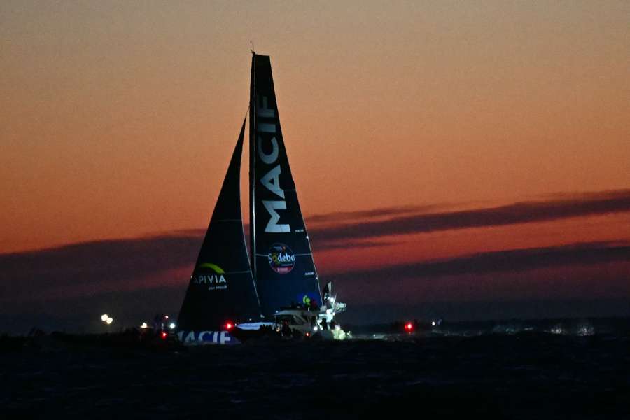 Charlie Dalin arrivant aux Sables-d'Olonne.