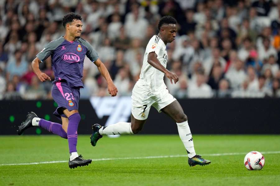 Vinicius Júnior perante Omar El Hilali durante o jogo Real Madrid-Espanhol