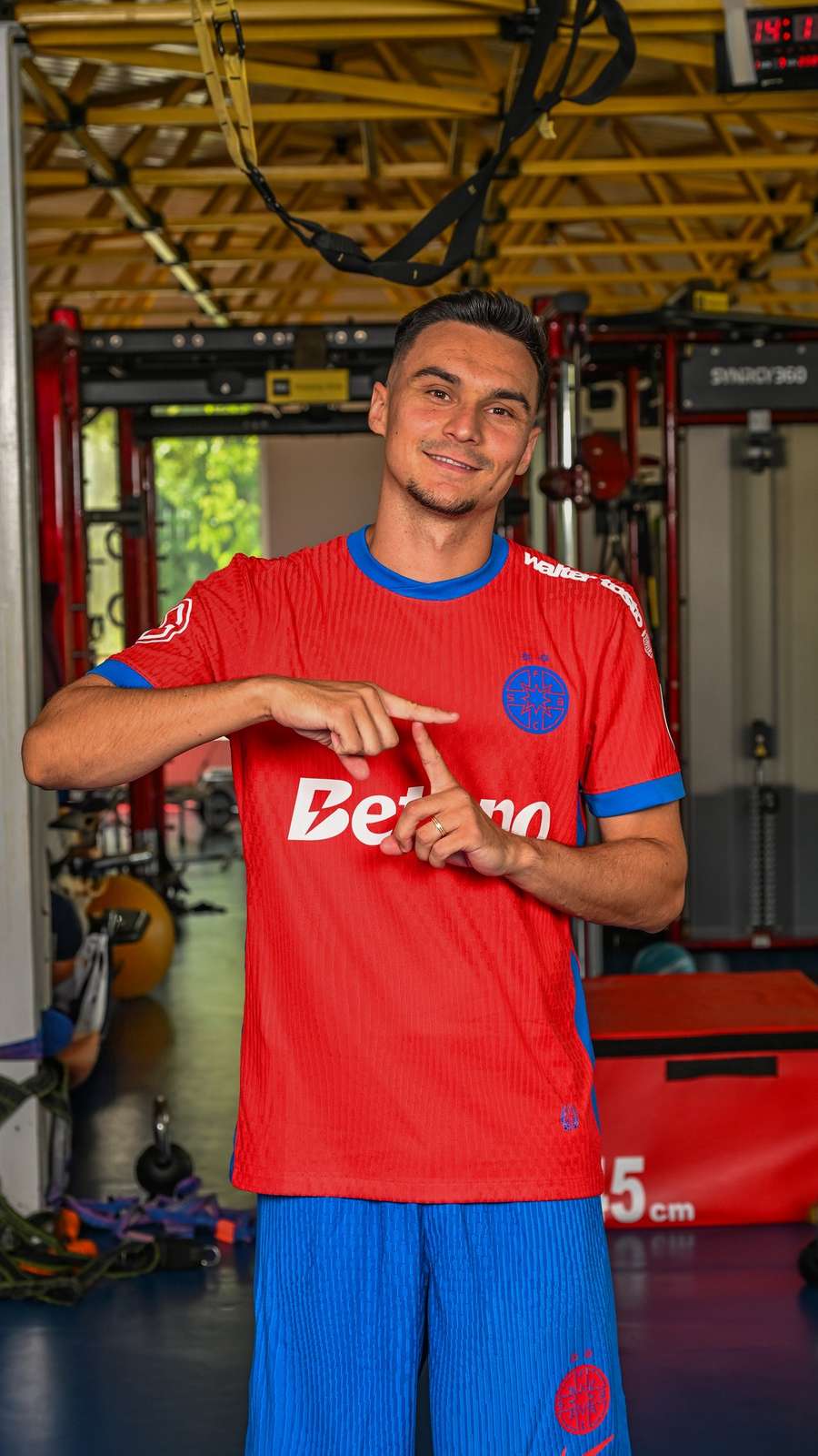 Echipamentul FCSB pentru meciurile de ”acasă” Echipamentul FCSB pentru meciurile de ”acasă”