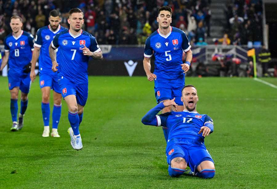 Haraslín oslavuje svoj gól.