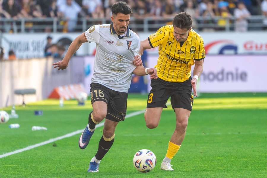 Hussein Ali playing for Pogon Szczecin in Poland.