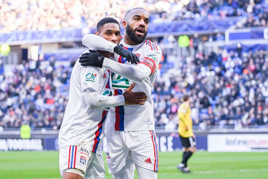 Lacazette fez os três golos do Lyon