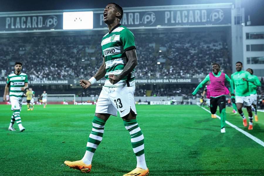 Arthur Gomes após marcar o golo ao Vitória de Guimarães