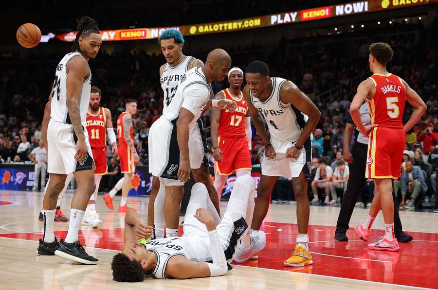 Spurs wygrali z Hawks po nerwowej końcówce. Debiut Foxa, dobry mecz Sochana