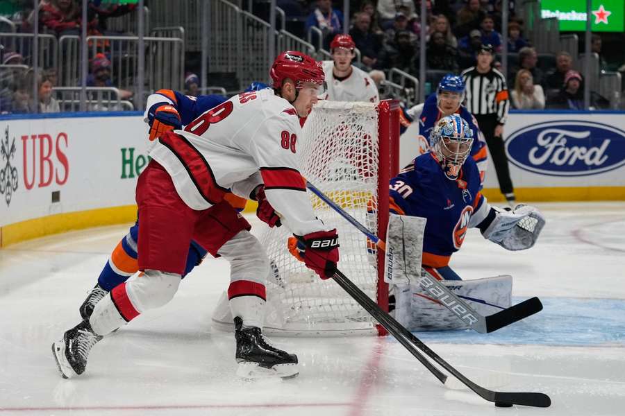 Nečas asistoval při prohře Caroliny 3:4 na ledě NY Islanders.