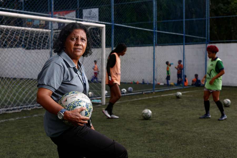La entrenadora de fútbol femenino Dilma Mendes, de 59 años, posa para una foto en la Escuela de Fútbol Arena 2 de Julho.