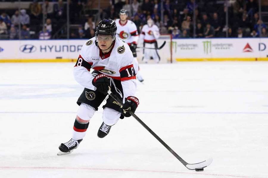 Tim Stützle am Puck