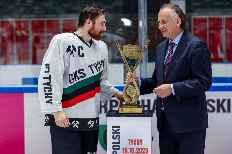 Wręczenie trofeum na Stadionie Zimowym w Tychach