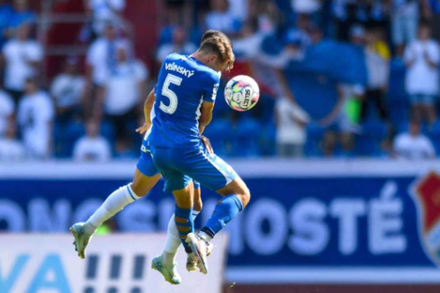 Hvězdička Slovanu Liberec Denis Višinský v akci.