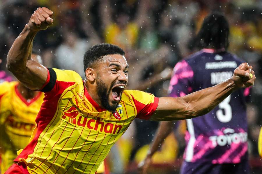 Lens je po 21 letech v čele tabulky Ligue 1.