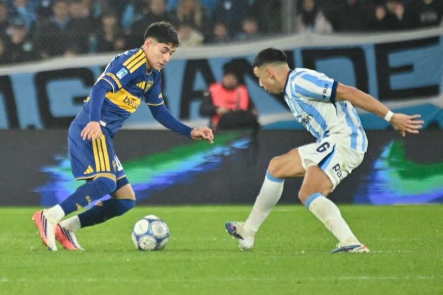 Tomás Aranda intenta un regate en un partido de Boca