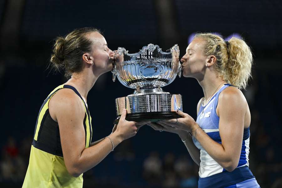 Barbora Krejcikova en Katerina Siniakova vieren hun overwinning in Melbourne