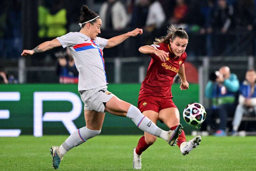 Emilie Haavi, à direita, em ação pela Roma