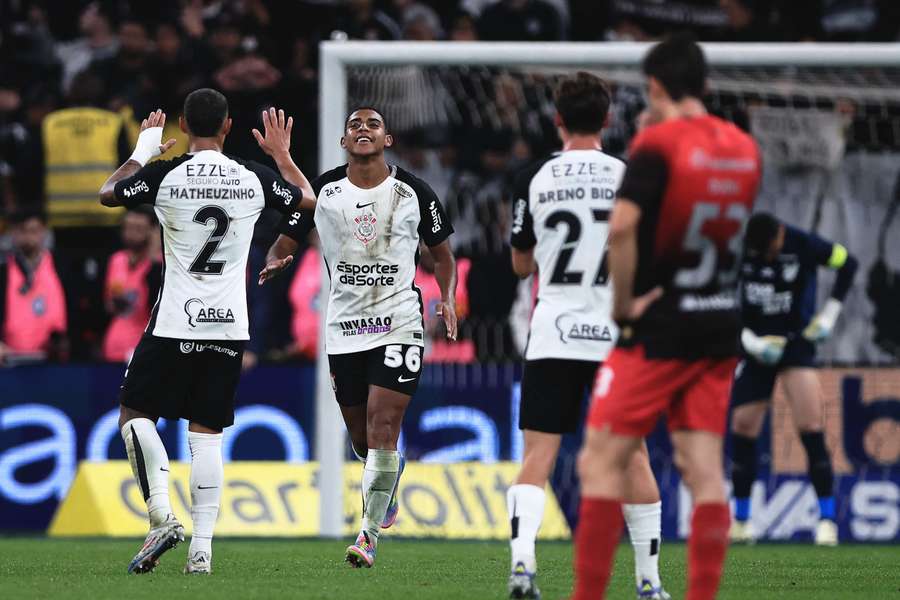 Gui Negão é cumprimentado por Matheuzinho após marcar o segundo gol da vitória do Corinthians Gui Negão é cumprimentado por Matheuzinho após marcar o segundo gol da vitória do Corinthians