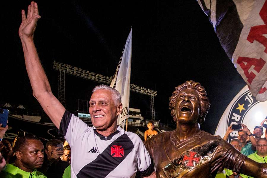 Vasco inaugurou estátua de Dinamite em São Januário em 2022