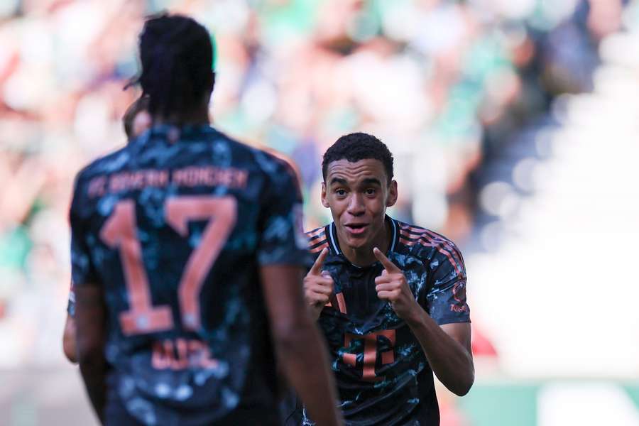 Jamal Musiala (r.) bedankt sich bei Michael Olise für einen fabelhaften Assist.