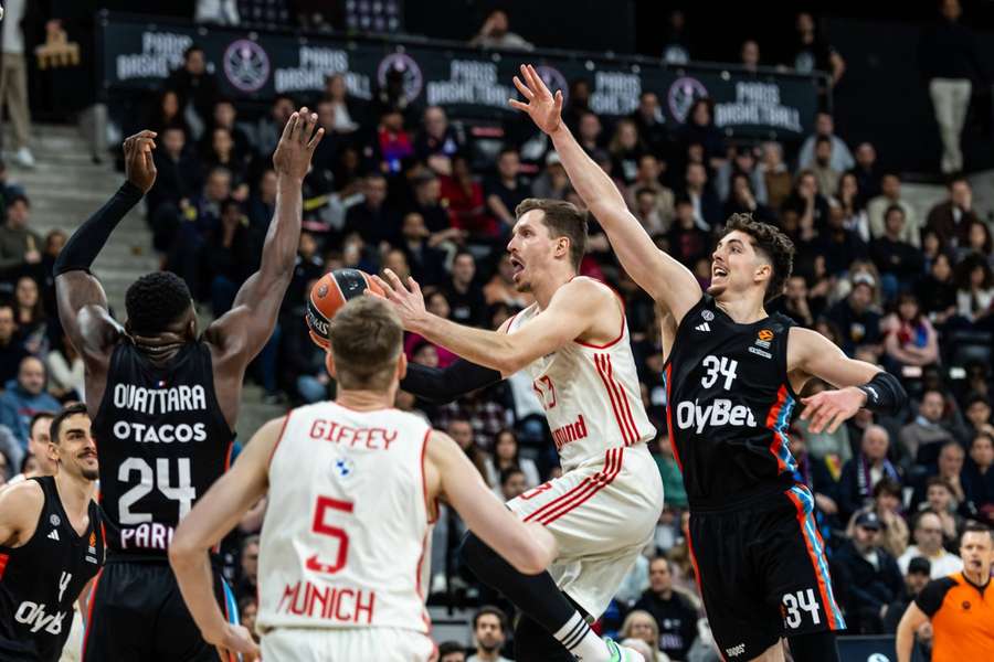 PSG zug durch den Sieg in der Tabelle an den Münchnern vorbei.