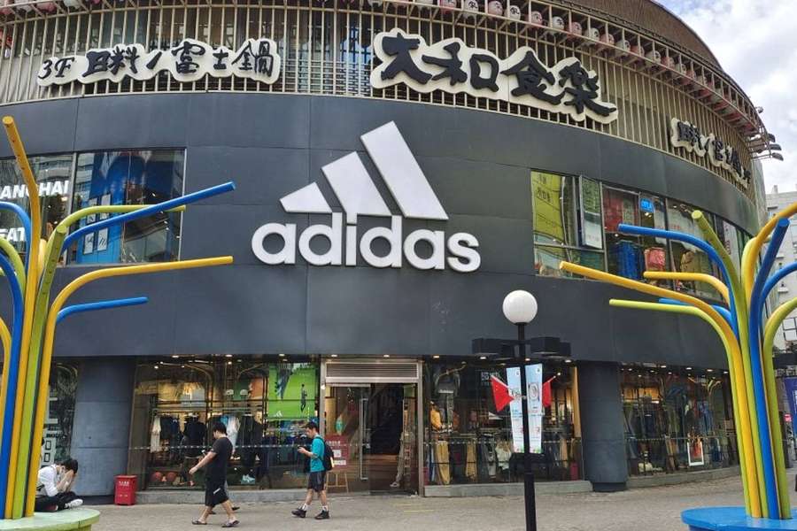 Un magazin Adidas din China.