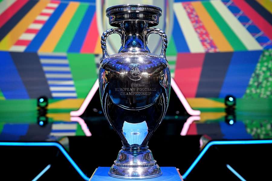 Trofeul acordat câștigătoarei Campionatului European