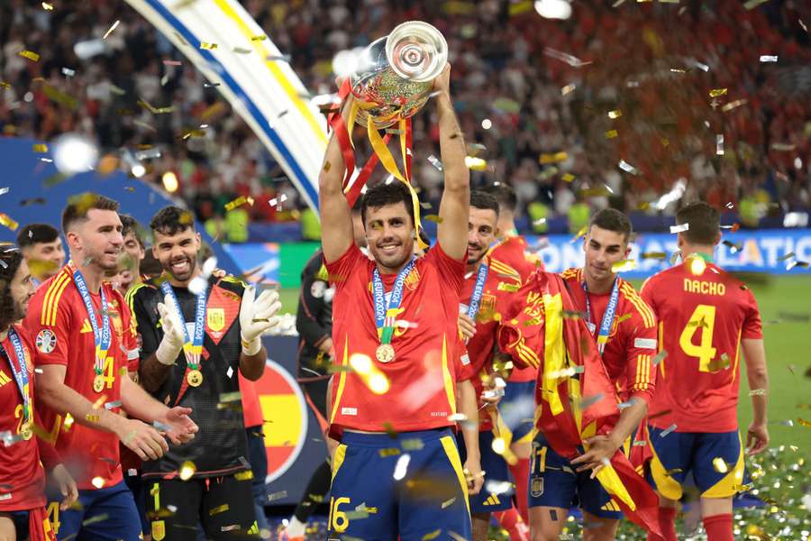 Rodri Hernández levanta la cuarta Eurocopa de España