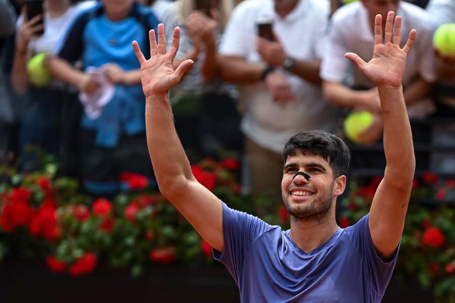 Carlos Alcaraz exultante tras su victoria ante Dusan Lajovic
