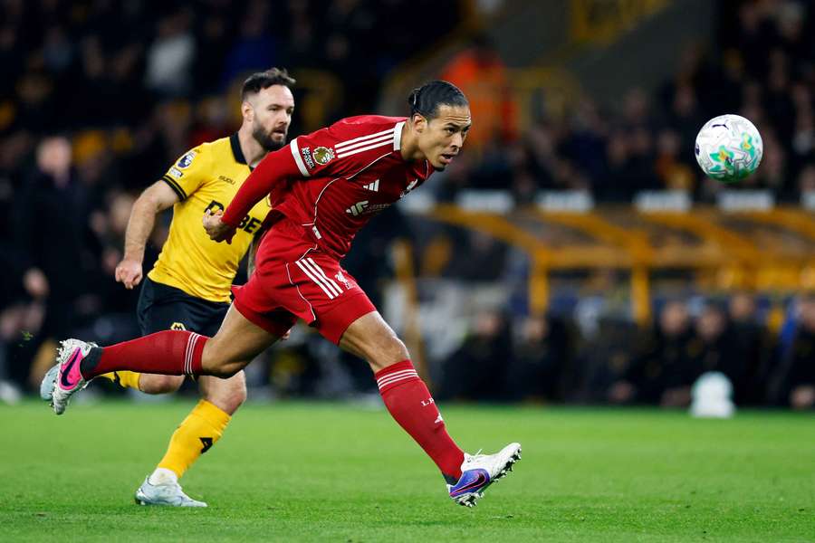 Van Dijk preocupado com os planos de transferências do Liverpool