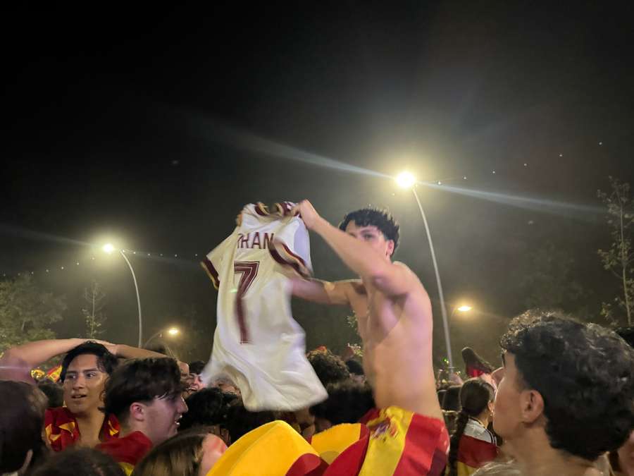 El aficionado con su camiseta de Ferran Torres El aficionado con su camiseta de Ferran Torres