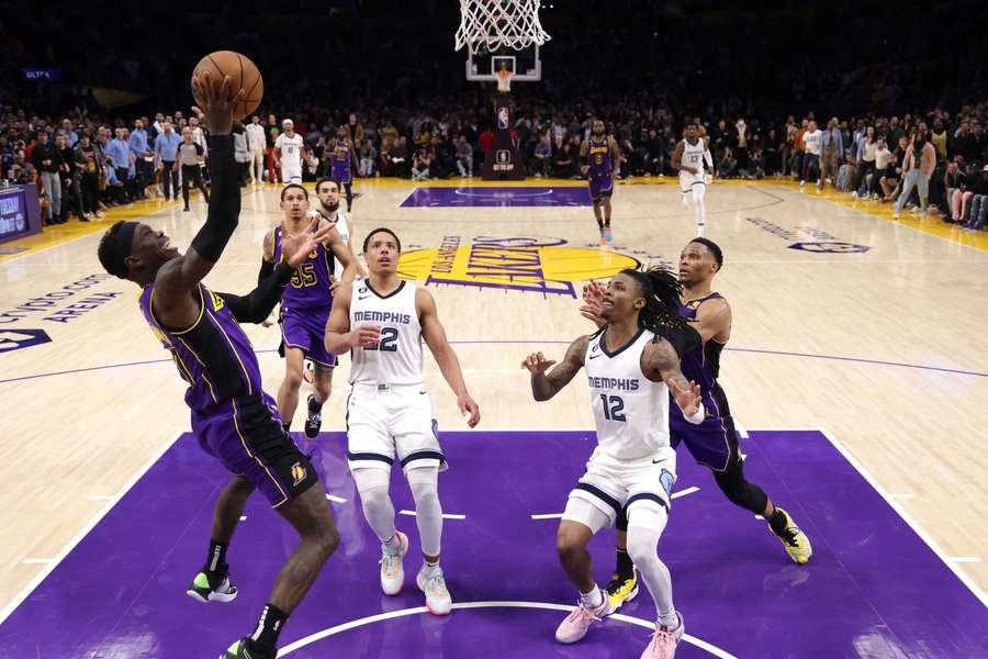 Dennis Schröder mit dem Layup nach Balleroberung in den Schlusssekunden gegen die Memphis Grizzlies.