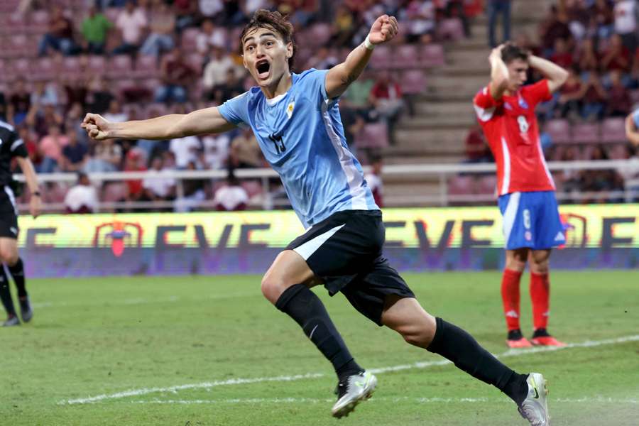Uruguay gana con sufrimiento.