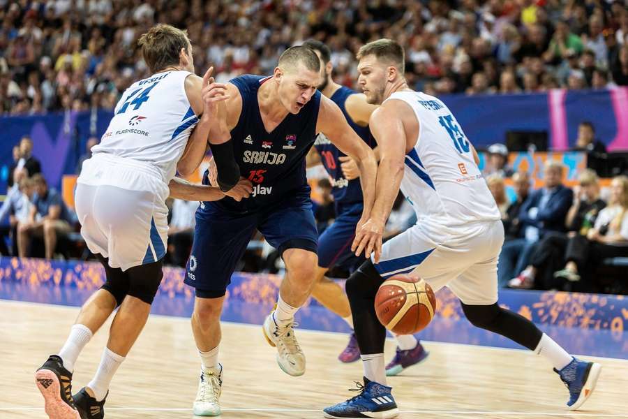 Martin Peterka (vpravo) se společně s Janem Veselým snaží ubránit Nikolu Jokiče.