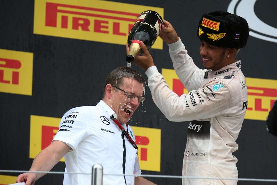 Andy Cowell sărbătorește cu Lewis Hamilton titlul cucerit de Mercedes la Grand Prix-ul din Rusia, 2015