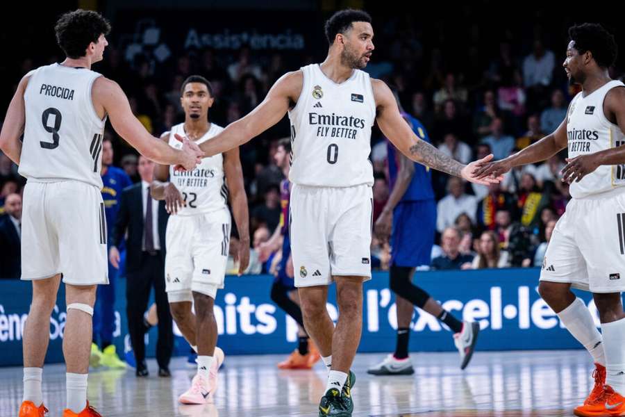 Trey Lyles celebra una canasta