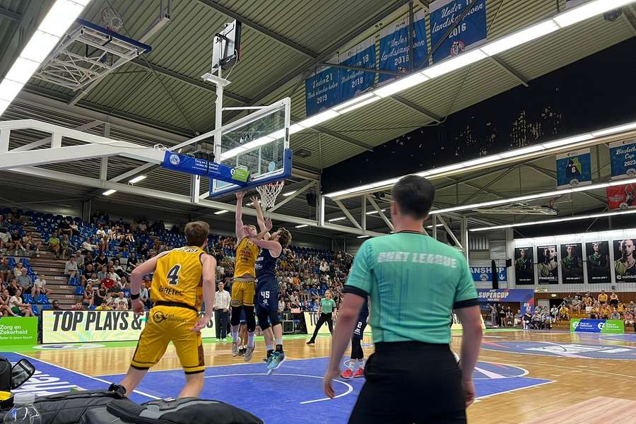 Tass (Oostende) knokt onder de basket met Gross (Leiden)