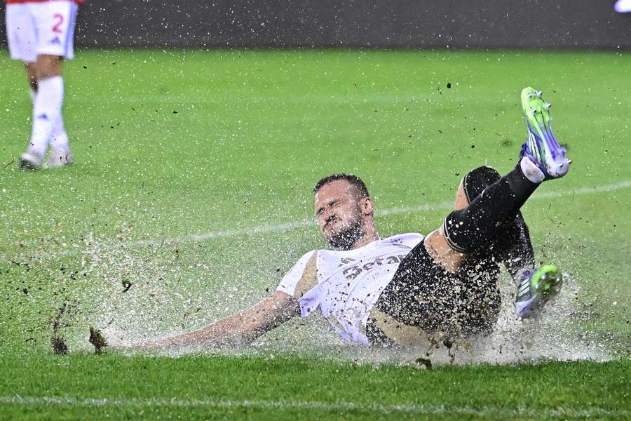 Terén v ničem nepřipomínal fotbal v létě.