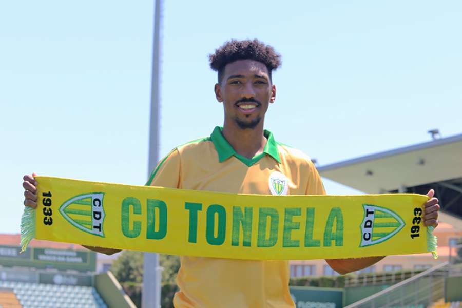 Bruno Almeida com o cachecol do Tondela Bruno Almeida com o cachecol do Tondela
