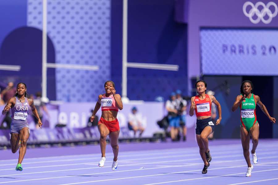 Lorène Bazolo na pista em Paris