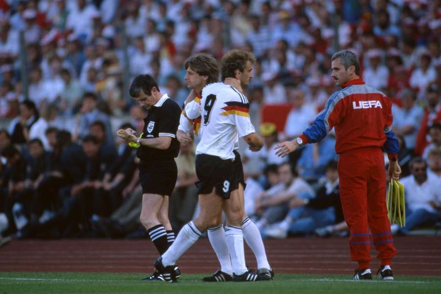 Frank Mill wird bei der EM 1988 gegen Dänemark für Rudi Völler eingewechselt Frank Mill wird bei der EM 1988 gegen Dänemark für Rudi Völler eingewechselt