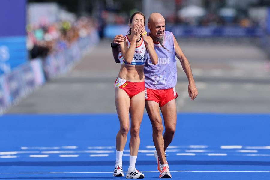 Elena Congost na sua chegada à meta da Maratona de Paris-2024