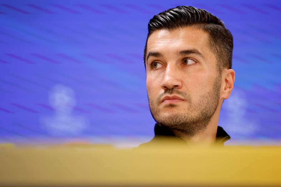 Tréner Borussie Dortmund Nuri Sahin počas tlačovej konferencie.