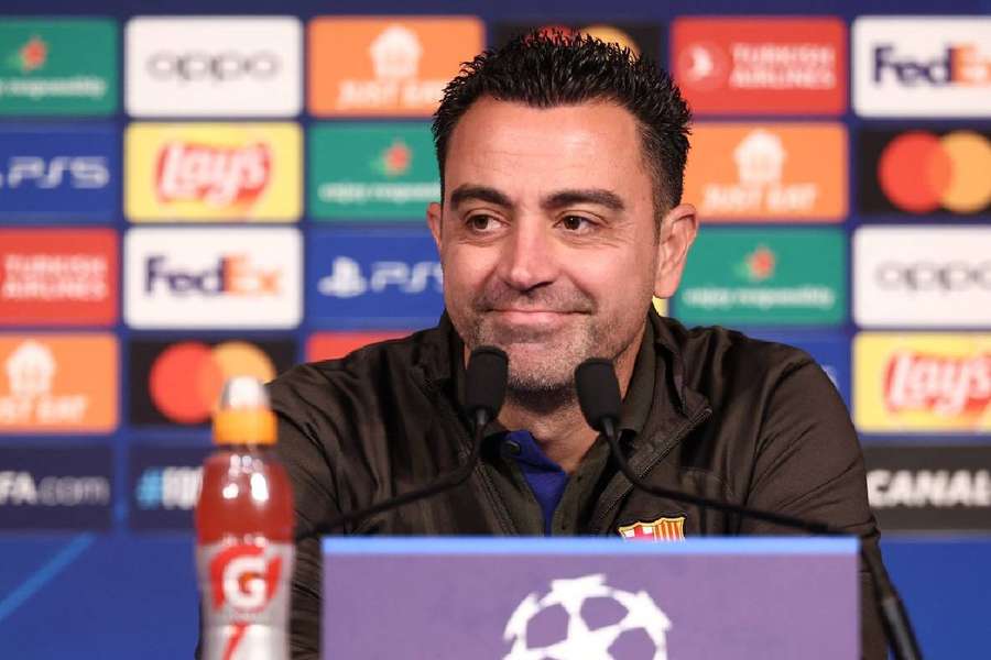 Xavi détendu devant les journalistes.