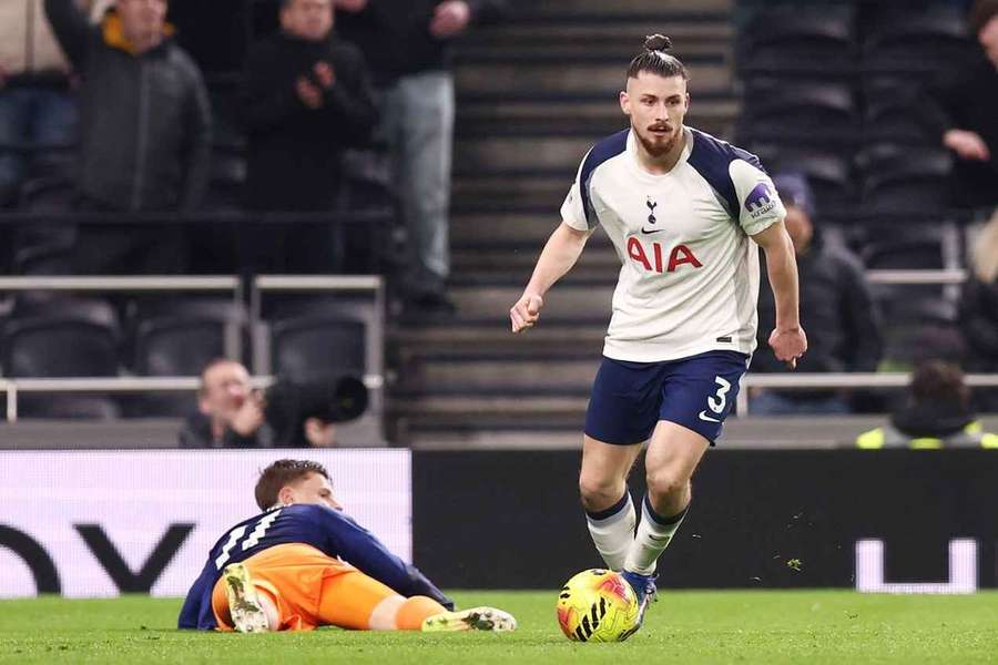 Britanicii au anunțat suma pentru care Radu Drăgușin poate pleca de la Tottenham