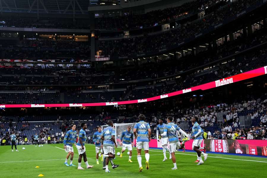 Los jugadores del Madrid calentando en el Bernabéu